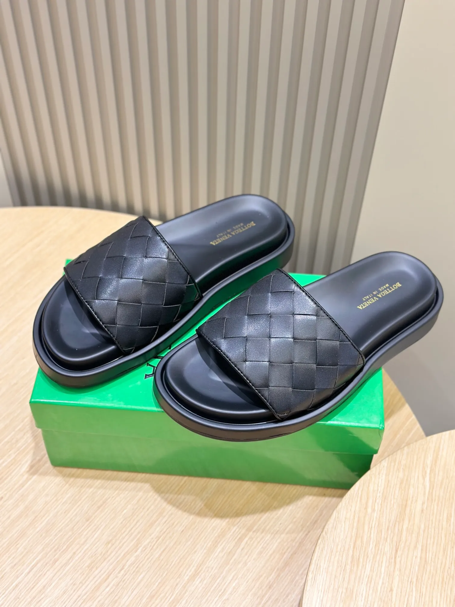 Factory price: 360💰BV hand-woven men's slippers and sandals - suitable for walking. It still emphasizes minimalism and practical wearability, but is full of vivid artistry. Super classic, luxurious and comfortable, imported cowhide + cowhide lining + lightweight outsole Size: 39-44 (customized at 38.45)